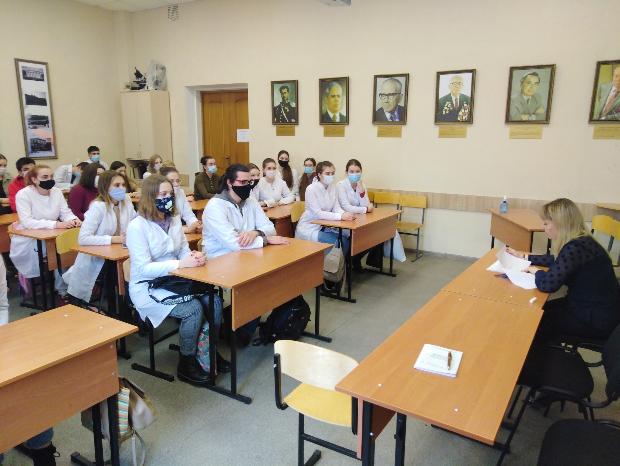 Встреча сотрудников деканата фармацевтического факультета со студентами первого курса
