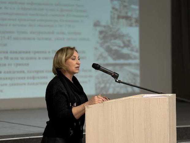 Заведующая кафедрой детских инфекционных болезней провела беседу о вакцинации для родителей школьников