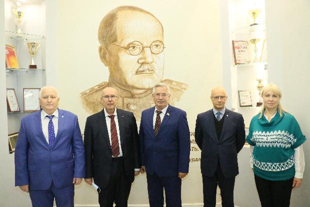 Встреча главы Новохоперского муниципального района Петрова В.Т. и главного врача БУЗ ВО «Новохоперская РБ» Ишина В.М. со студентами 1-6-х курсов и ординаторами