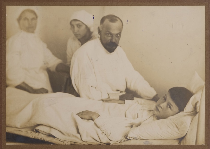 А. Г. Русанов у постели больного. 1910-1911 гг.