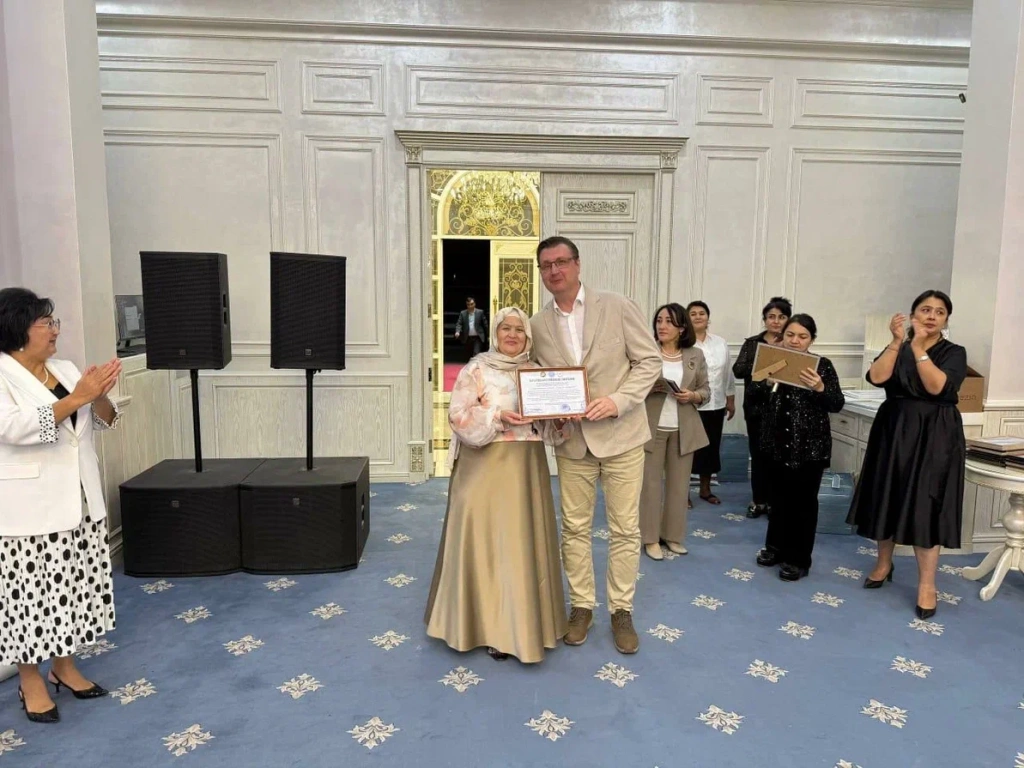 Вручение благодарности.jpg Вручение благодарности.jpg