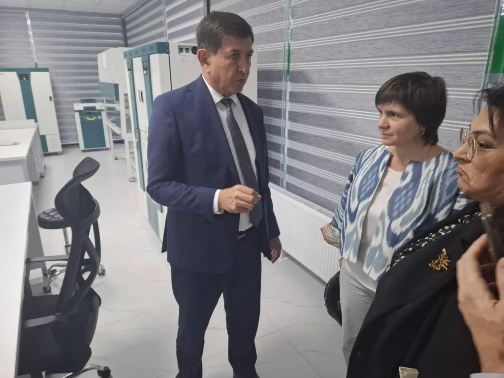 Тешаев Ш.Д. в лаборатории.jpg Тешаев Ш.Д. в лаборатории.jpg