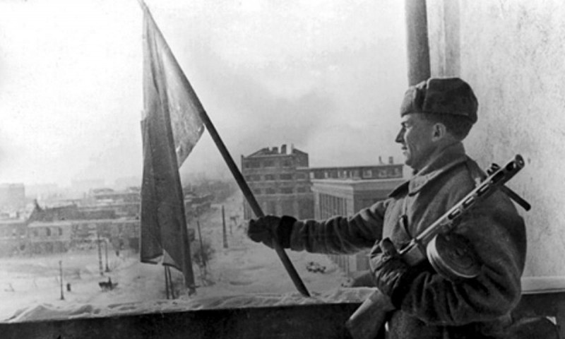 Красный флаг над гостиницей Воронежа.jpg